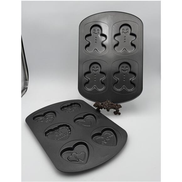Set of 2 Wilton Gingerbread Man and Valentine Non-Stick Pans - Picture 1 of 6